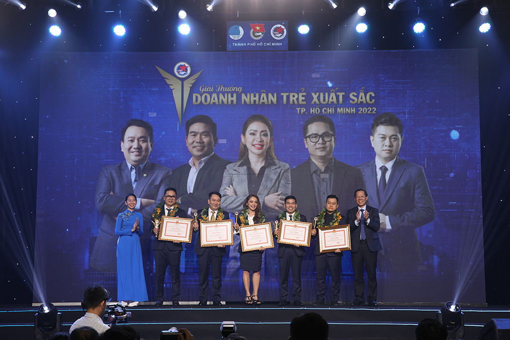 5 Doanh nhân trẻ Xuất sắc TP.HCM 2022 được vinh danh tại buổi lễ