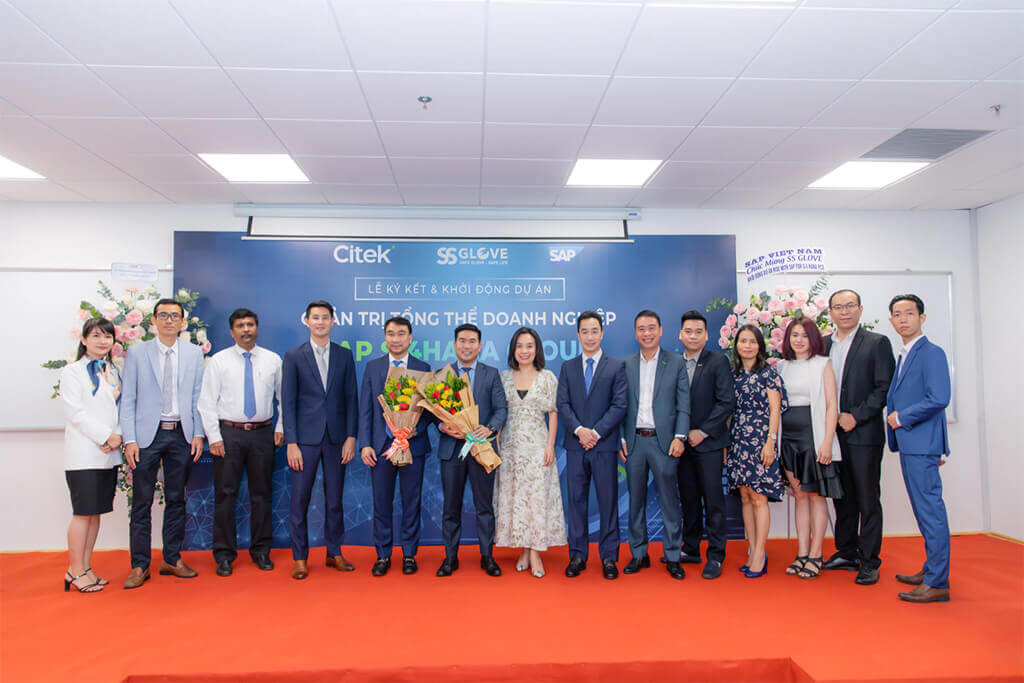 SAP Vietnam representatives celebrate the signing and launch of the RISE with SAP ERP project at S&S Glove