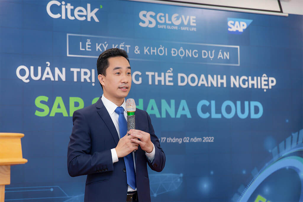 Mr. Nguyen Hong Viet, CEO of SAP Vietnam, congratulates S&S Glove on the launch of the RISE with SAP ERP project